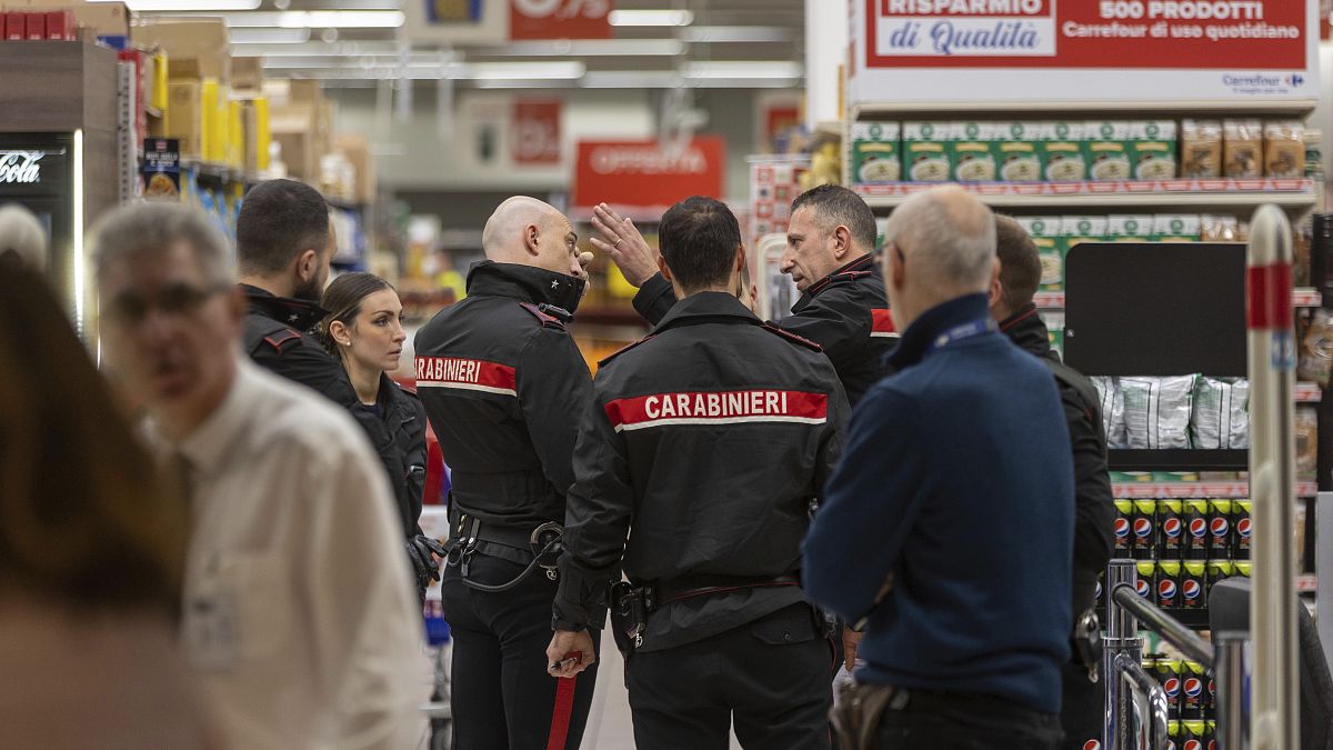 Сообщается, что преступника сумели остановить посетители супермаркета