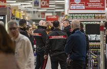 Сообщается, что преступника сумели остановить посетители супермаркета