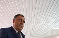 Milorad Dodik 2022. október 2-án megérkezik egy Szarajevóhoz közeli szavazóhelyiségbe