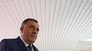 Milorad Dodik 2022. október 2-án megérkezik egy Szarajevóhoz közeli szavazóhelyiségbe