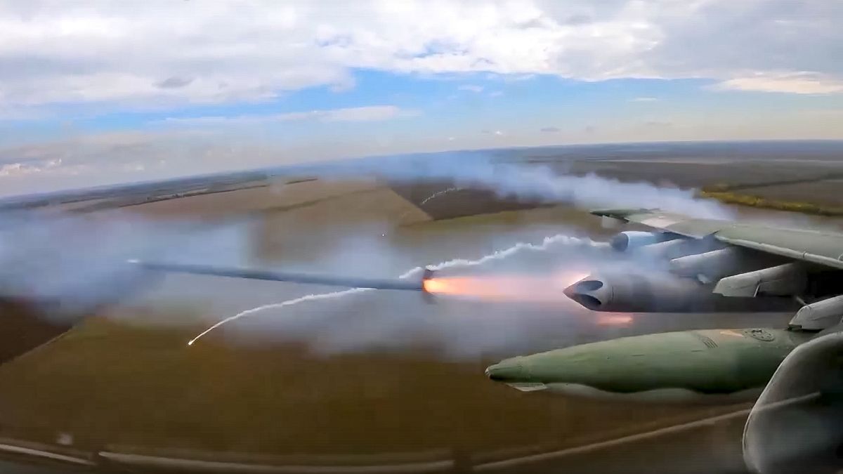 Un avion russe Su-25 tire une roquette lors d'une mission au-dessus de l'Ukraine, le jeudi 27 octobre 2022.