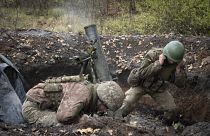 Украинские военные стреляют из миномета на линии фронта близ Бахмута