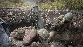 Украинские военные стреляют из миномета на линии фронта близ Бахмута