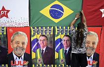 Választási plakát és brazil zászló Rióban