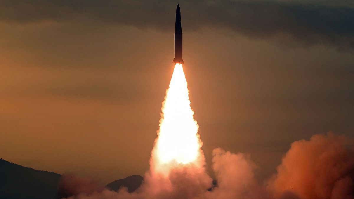 تجربة صاروخية في مكان لم يكشف عنه في كوريا الشمالية