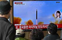 Personnes regardant dans un gare de Séoul, le 28 octobre 2022, les informations faisant état d'un nouveau tir de missile nord-coréen
