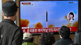 Южнокорейское телевидение показывает новые запуски ракет КНДР