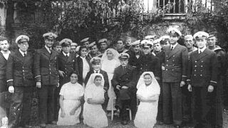 Τέλη Οκτωβρίου 1940 Ιατρικό και νοσηλευτικό προσωπικό του ναυτικού νοσοκομείου Πατρών έξω από το κτίριο όπου στεγάστηκε προσωρινά κατά την διάρκεια του ελληνο-ιταλικού πολέμου