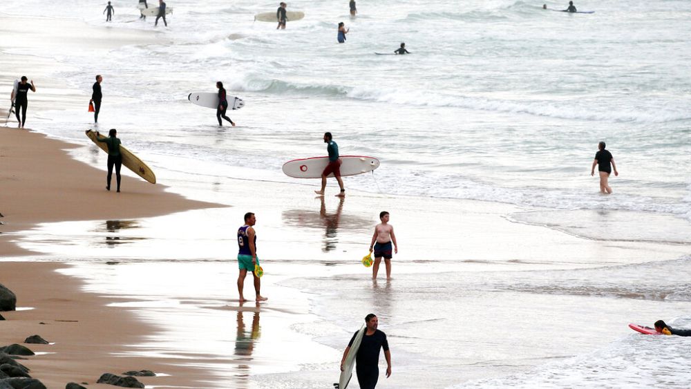 Photo of Les gens affluent vers la plage alors que la France et l’Espagne connaissent un mois d’octobre exceptionnellement chaud