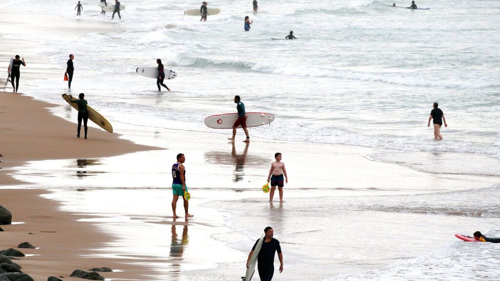 Les gens affluent vers la plage alors que la France et l’Espagne connaissent un mois d’octobre exceptionnellement chaud