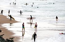 Surfers στην παραλία στη βασκική ακτή στο Biarritz, νοτιοδυτική Γαλλία, Πέμπτη, 27 Οκτωβρίου 2022.