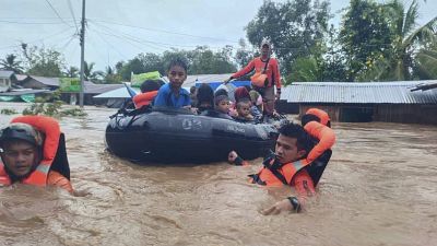 Ein Rettungsteam transportiert Kinder per Schlauchboot.