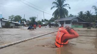 خفر السواحل يحاول إنقاذ السكان من المناطق التي غمرتها الفيضانات في الفلبين، في بارانج، مقاطعة ماجوينداناو.