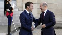 Le président français, Emmanuel Macron, et le chancelier allemand, Olaf Scholz (de gauche à droite)