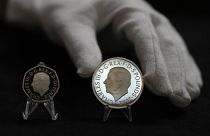 Deux nouvelles pièces de monnaie à l'effigie du roi Charles III, à gauche la nouvelle pièce de 50 pence et à droite la nouvelle pièce commémorative de 5 livres, 29 septembre 2