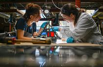 Die beiden Restauratorinnen Elodie Schneider and Mayre Maquine arbeiten in der Dombauhütte an den Notre-Dame-Fenstern.