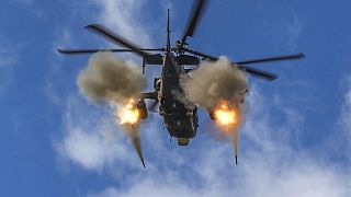 Un hélicoptère russe lançant des missiles en Ukraine