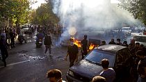 En esta foto tomada por una persona no empleada por Associated Press y obtenida por AP, los iraníes protestan por la muerte de Mahsa Amini