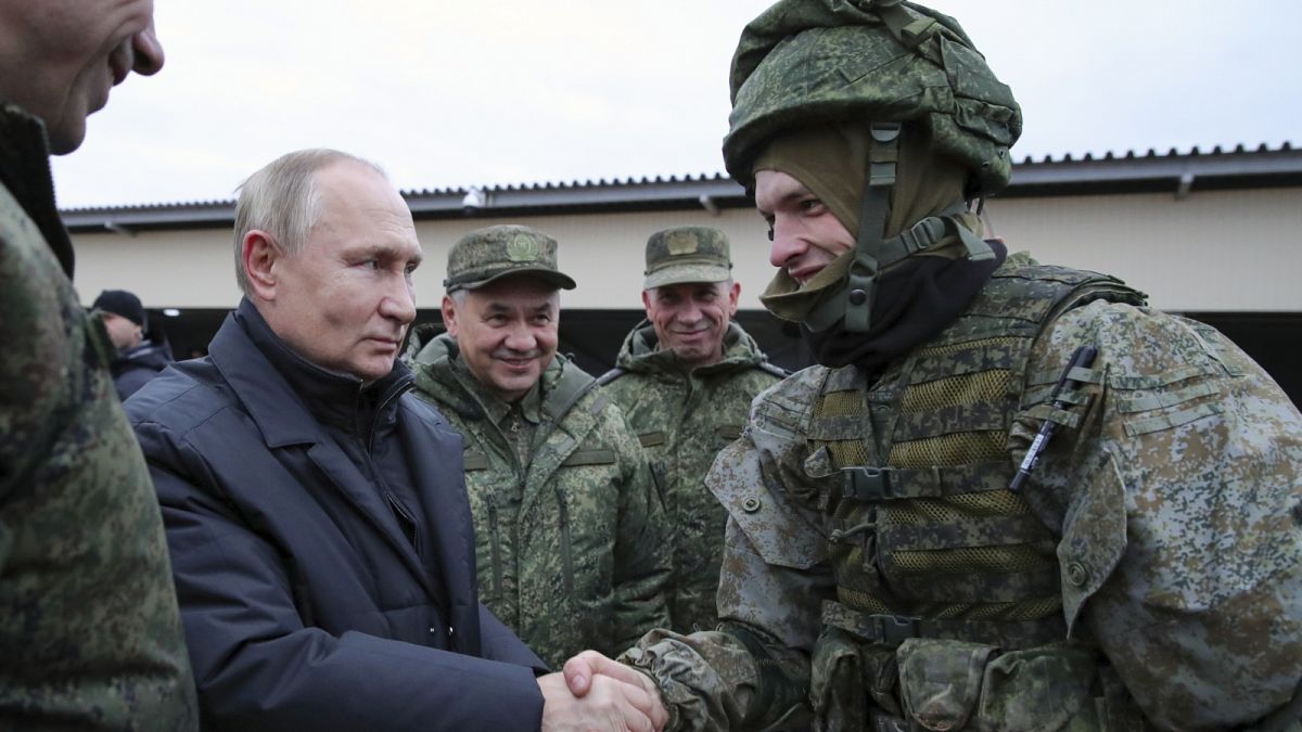 Putyin elnök kezet ráz egy besorozott katonával
