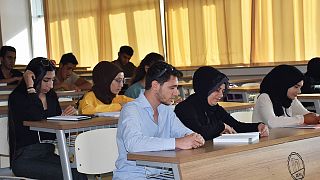 Türkiye'de hayat pahalılığı ve kalitesi eğitim gibi sebeplerle birçok genç liseyi açıktan bitirmeyi tercih ediyor.