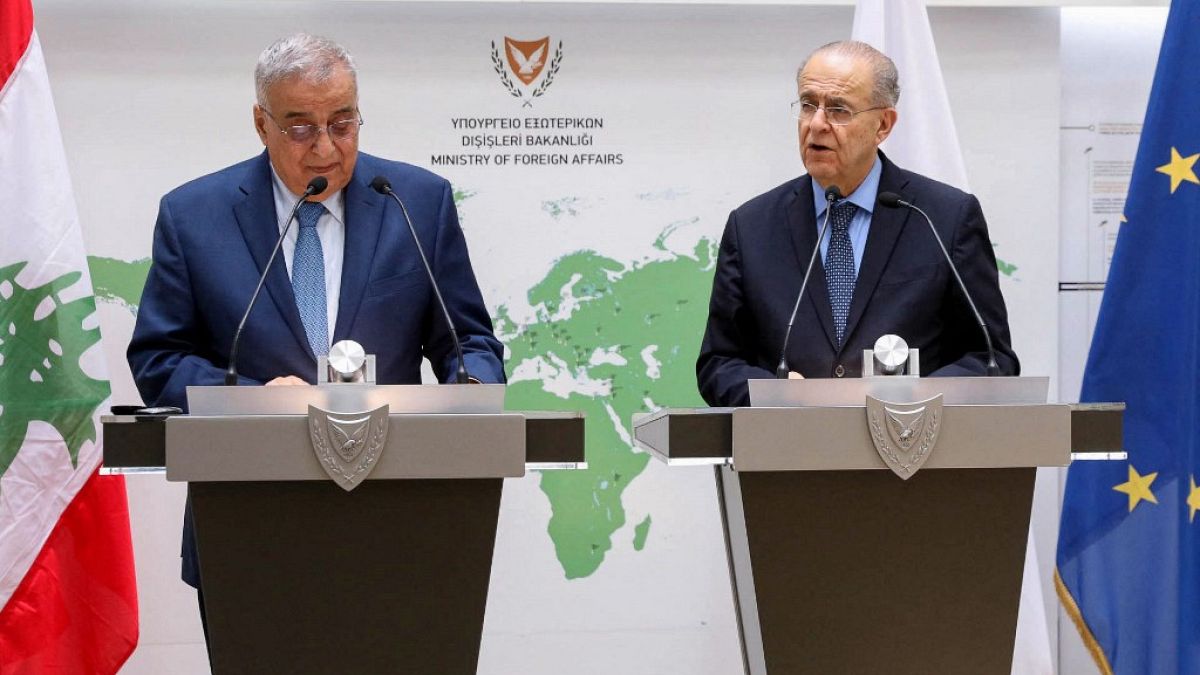 Dışişleri Bakanı Ioannis Kasoulides (sağda) ve Lübnanlı mevkidaşı Abdallah Bou Habib Kıbrıs'ta basına ortak açıklamalarda bulunuyor (arşiv))