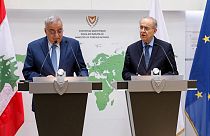 Dışişleri Bakanı Ioannis Kasoulides (sağda) ve Lübnanlı mevkidaşı Abdallah Bou Habib Kıbrıs'ta basına ortak açıklamalarda bulunuyor (arşiv))
