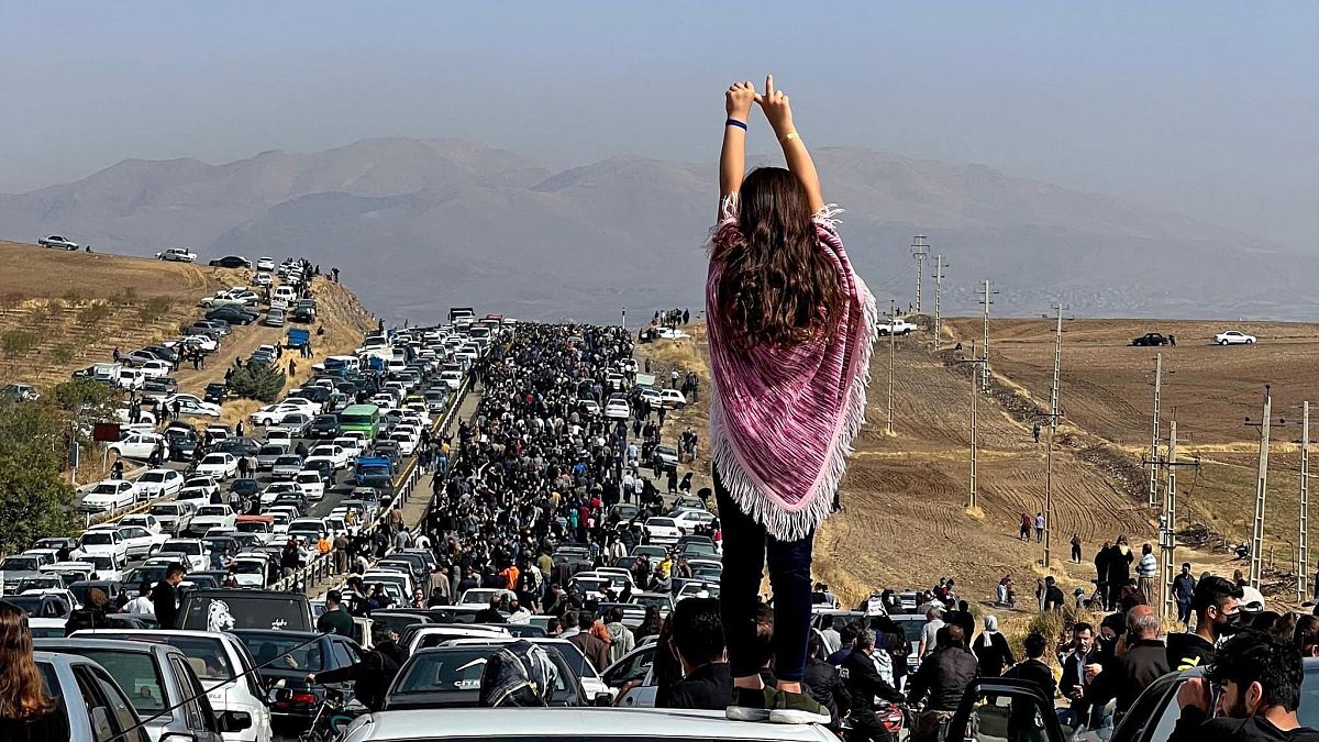 Участница протестной кампании без религиозного платка во время сбора людей на 40-й день смерти Махсы Амини в иранском Курдистане