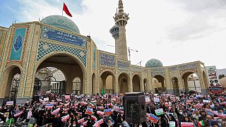 Protestos estendem-se a várias cidades, como Isfahan