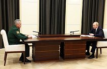 Rusya lideri Vladimir Putin'e (sağ) askeri kısmi seferberlik konusunda bilgi veren Savunma Bakanı Sergey Şoygu