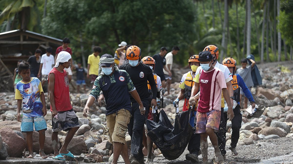 عمال الإنقاذ يحملون جثة انتشلوها لأحد ضحايا العاصفة المدارية التي ضربت جنوب الفلبين، 29 أكتوبر 2022.