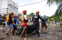 Már 45 halálos áldozata van a Nalgae trópusi viharnak a Fülöp-szigeteken.