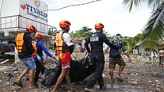 Des sauveteurs transportent un corps après que la tempête tropicale Nalgae ait frappé Datu Odin Sinsuat à Maguindanao, aux Philippines, 29/10/2022