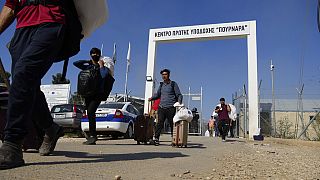 Μετανάστες αποχωρούν από το κέντρο φιλοξενίας στο Πουρνάρα στην Κύπρο μετά από συμπλοκές μεταξύ ομάδων μεταναστών