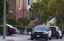 ABD Temsilciler Meclisi Başkanı Nancy Pelosi'nin San Francisco'daki evinin önünde inceleme yapan FBI ajanları