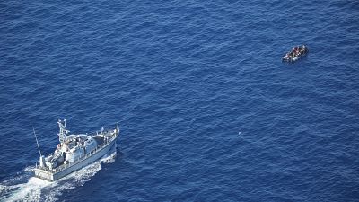 مهاجرون على متن قارب قرب مالطا