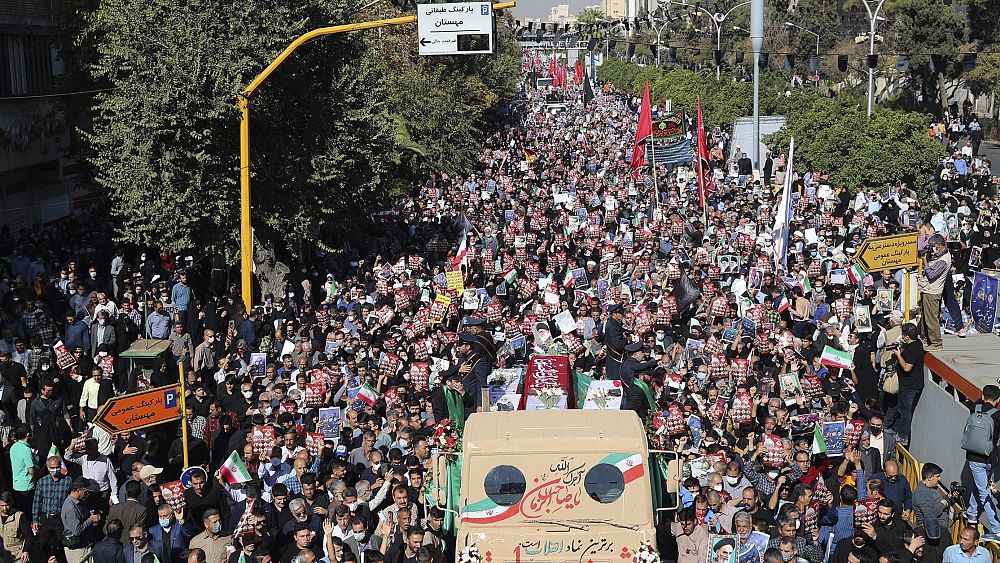 إيران.. شعارات منددة بأعمال "الشغب" خلال تشييع ضحايا هجوم شيراز