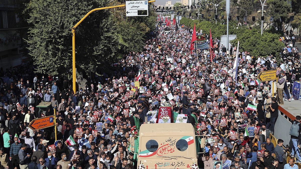 جموع من الإيرانيين يشاركون في مراسم تشييع ضحايا الهجوم الذي استهدف مرقدا دينيا في شيراز وأسفر عن مقتل 15 شخصاً، 29 أكتوبر 2022.