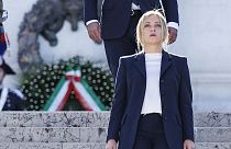 Новый премьер Италии Джорджа Мелони возлагает венок к Могиле Неизвестного солдата в Риме, 29 октября 2022 г.