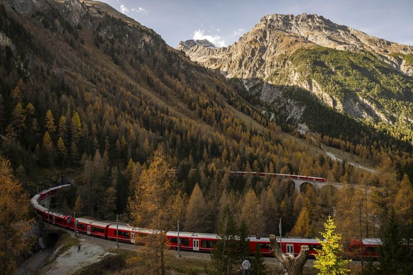 Un train des Chemins de fer rhétiques (RHB) est en passe d'établir le record mondial du plus long train de passagers.