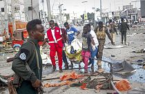 Des sauveteurs retirent un corps du lieu d'un double attentat à la voiture piégée à Mogadiscio, en Somalie, samedi 29 octobre 2022.