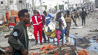 Des sauveteurs retirent un corps du lieu d'un double attentat à la voiture piégée à Mogadiscio, en Somalie, samedi 29 octobre 2022.