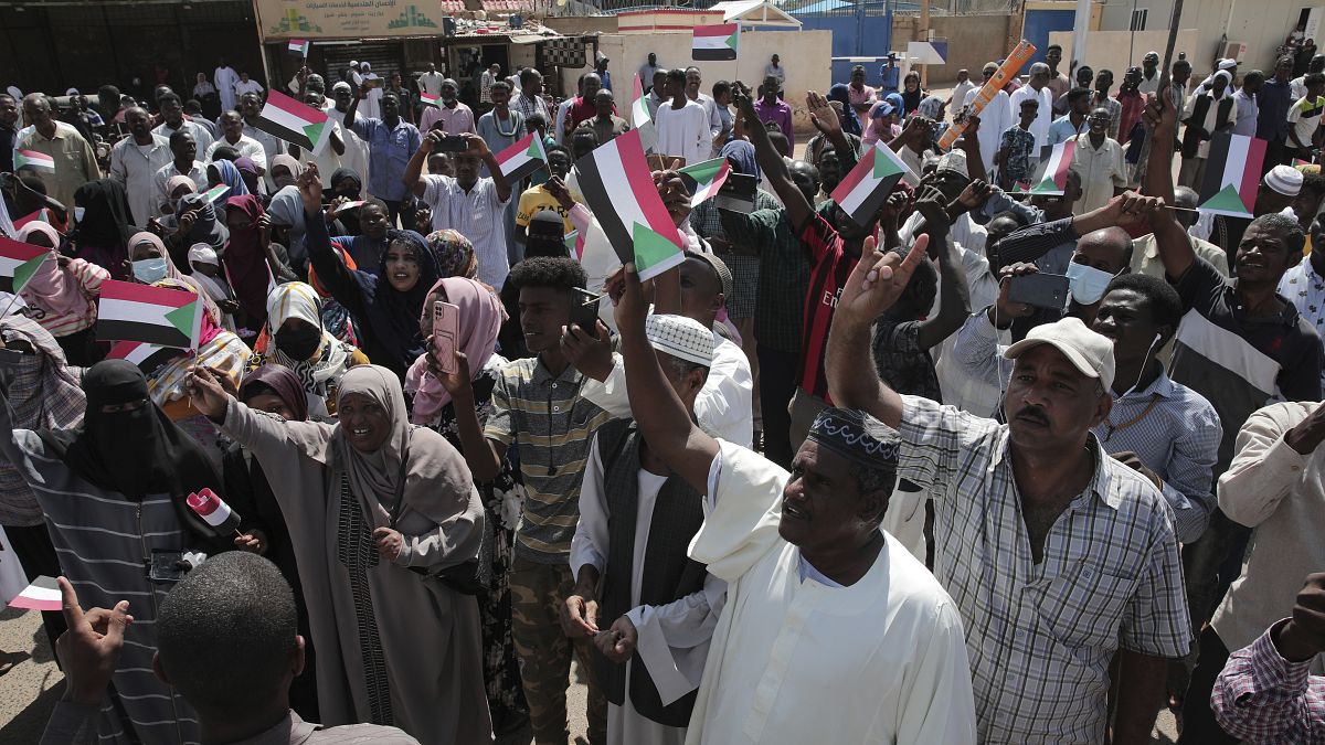  آلاف الإسلاميين يتظاهرون أمام مقر بعثة الأمم المتحدة في الخرطوم، احتجاجا على وساطتها في الأزمة السودانية بين العسكريين والمدنيين نتيجة الانقلاب العسكري، 29 أكتوبر 2022.