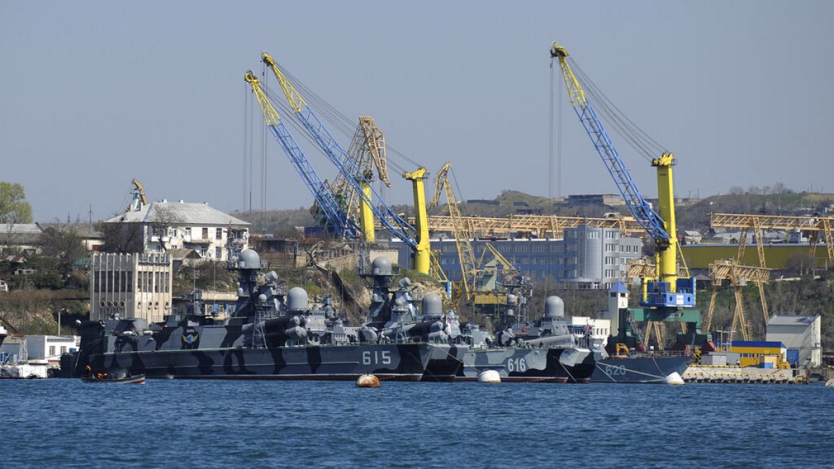 Rusya'nın Ukrayna'dan ilhak ettiği Kırım'a bağlı Sivastopol Limanı'na gelen Karadeniz Filosu (arşiv)