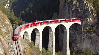 صورة لقطار في جبال الألب السويسرية