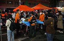 Экстренные службы с телами погибших в результате давки в центре Сеула, 29 октября 2022 г.