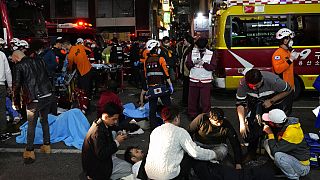 Güney Kore'nin başkenti Seul'de cumartesi gecesi on binlerce kişinin Cadılar Bayramı kutlaması için sokaklara çıktığı sırada meydana gelen izdihamda en az 151 kişi hayatını ka