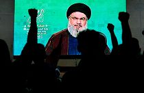 أنصار حزب الله يتابعون عبر شاشة عملاقة كلمة أمين الحزب حسن نصر الله - أرشيف