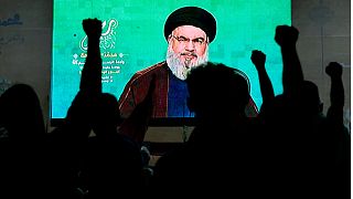 أنصار حزب الله يتابعون عبر شاشة عملاقة كلمة أمين الحزب حسن نصر الله - أرشيف