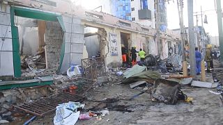 Κατεστραμμένο κτίριο μετά από τη διπλή βομβιστική επίθεση σε πολυσύχναστη συνοικία στο Μογκαντίσου της Σομαλίας