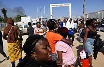 Des migrants quittent le centre d'accueil de Pournara après des combats entre groupes rivaux, à Chypre, vendredi 28 octobre 2022. 